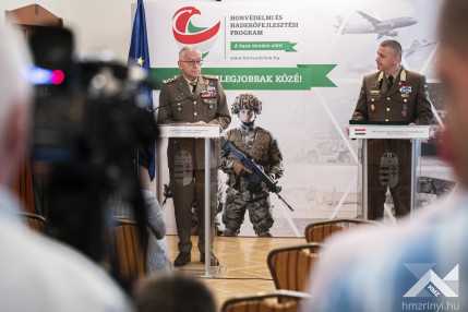 Claudio Graziano vezérezredes EU Katonai Bizottság elnökének látogatása Sajtótájékoztató  KLAC6776