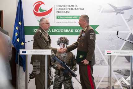 Claudio Graziano vezérezredes EU Katonai Bizottság elnökének látogatása Sajtótájékoztató  KLAC6793