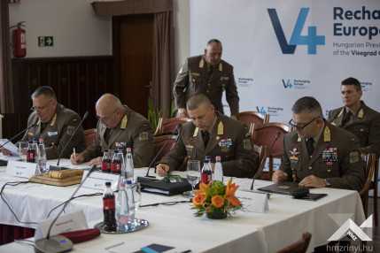 V4 védelmi miniszteri találkozó KLAC2847