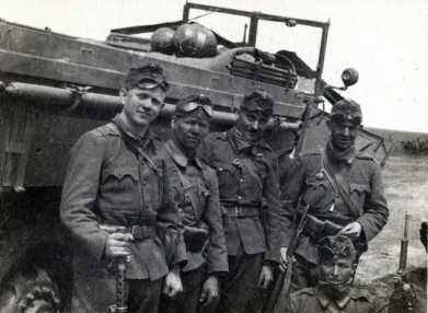 Magyar katonák a keleti fronton 1942-ben a Rába 38M Botond előtt