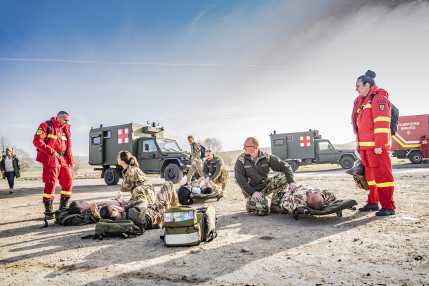 Magyar egészségügyi katonák reagálnak egy tömeges sérülteket szimuláló helyzetre a Vigorous Warrior 2019 gyakorlaton