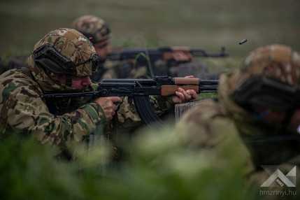 132 fő tartalékos katona hajt végre lövészetet KLAC6258