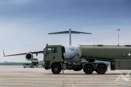 A Hawaii állam megsegítésére küldött szállítmányt hordozó katonai szállítórepülőgép indítása KLAC7814