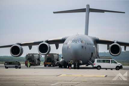 A Hawaii állam megsegítésére küldött szállítmányt hordozó katonai szállítórepülőgép indítása KLAC7800
