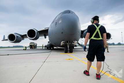 A Hawaii állam megsegítésére küldött szállítmányt hordozó katonai szállítórepülőgép indítása KLAC7832