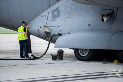 A Hawaii állam megsegítésére küldött szállítmányt hordozó katonai szállítórepülőgép indítása KLAC7842