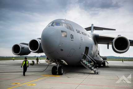 A Hawaii állam megsegítésére küldött szállítmányt hordozó katonai szállítórepülőgép indítása KLAC7854