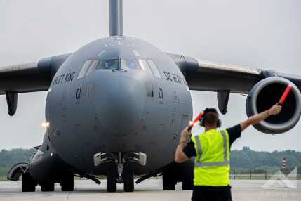 A Hawaii állam megsegítésére küldött szállítmányt hordozó katonai szállítórepülőgép indítása KLAC8038