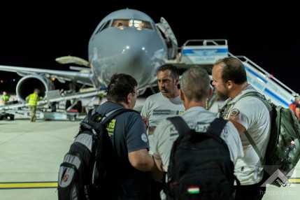 Líbiai mentőcsapat indulása KLAC7468