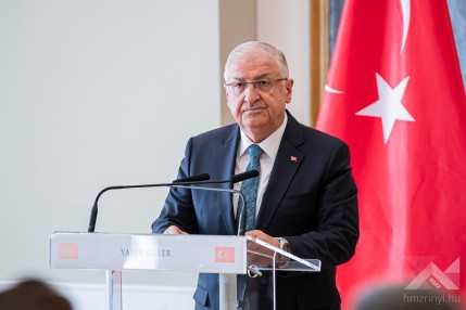 Török védelmi miniszter látogatása sajtótájékoztató KLAC7820