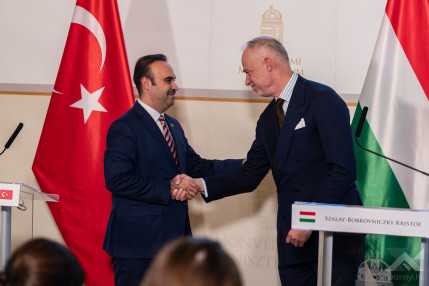 Miniszter úr a török technológiai és ipari minisztert fogadja a Stefánia Palotában KLAC2045