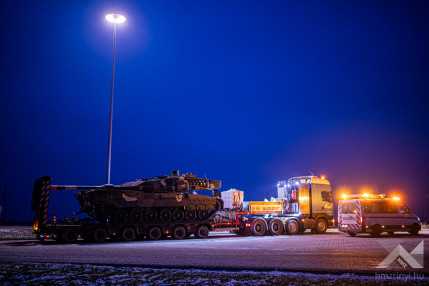 Leopard 2A7HU harckocsi érkezése a magyar határra KLAC3668