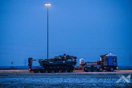 Leopard 2A7HU harckocsi érkezése a magyar határra KLAC3702