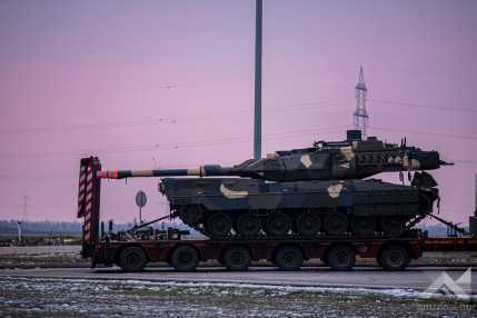 Leopard 2A7HU harckocsi érkezése a magyar határra KLAC3737