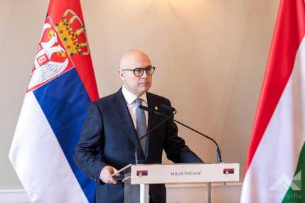 A szerb védelmi miniszter látogatása KLAC2319
